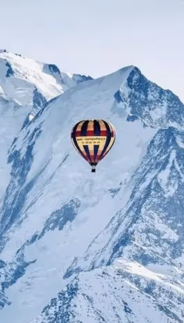 Montgolfière en été à Combloux près du Mont-Blanc, vacances dans les Alpes françaises et découverte du patrimoine savoyard.