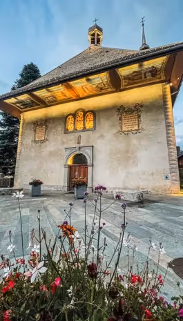 Culture alpine en Haute-Savoie, visite d’un village typique près du Mont-Blanc durant l’été à la montagne. 
