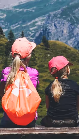 Enfants s’amusant dans un club dédié avec activités encadrées, au cœur d’une résidence de vacances à Combloux, avec vue sur le Mont-Blanc.