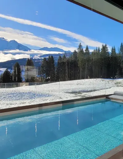 Piscine extérieure chauffée au chalet Les Roches du Mont Blanc Combloux, vacances 4 étoiles en Haute-Savoie dans les Alpes françaises.