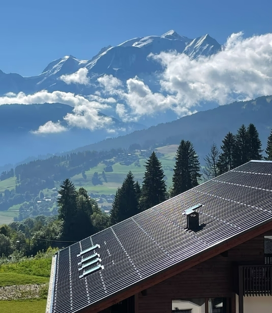 Panorama sur le Mont-Blanc depuis Les Roches du Mont-Blanc, séjour à la montagne.