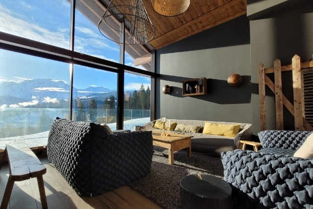 Salon lumineux des Roches du Mont-Blanc avec vue sur les montagnes alpines.