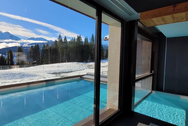 Piscine intérieure et espace spa des Roches du Mont-Blanc à Combloux.