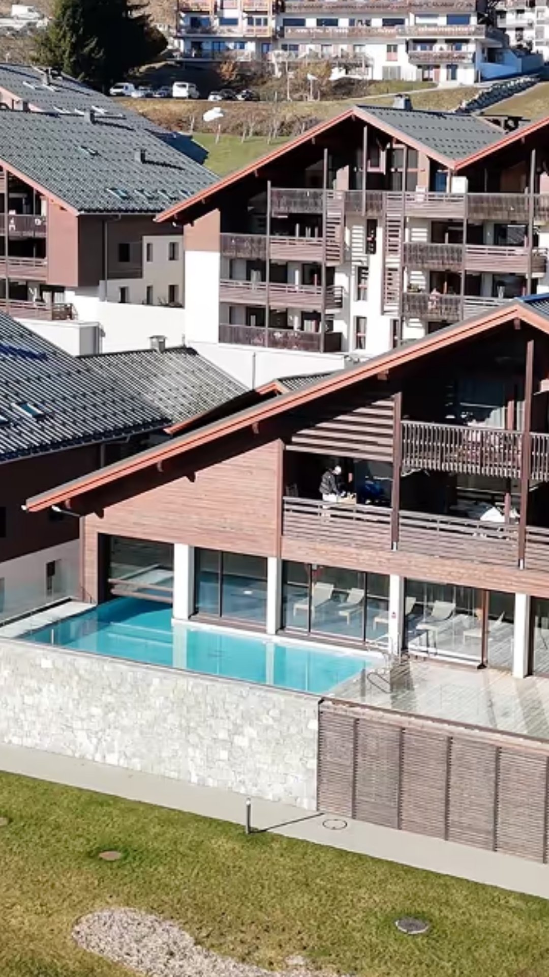 Vue aérienne des chalets Les Roches du Mont-Blanc à Combloux.