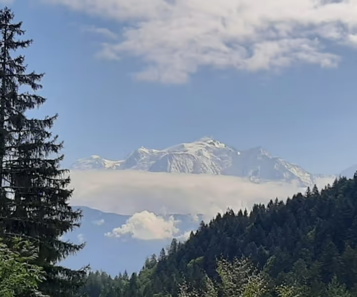 Vue sur les montagnes partiellement cachées par les nuages, près des Roches du Mont-Blanc.