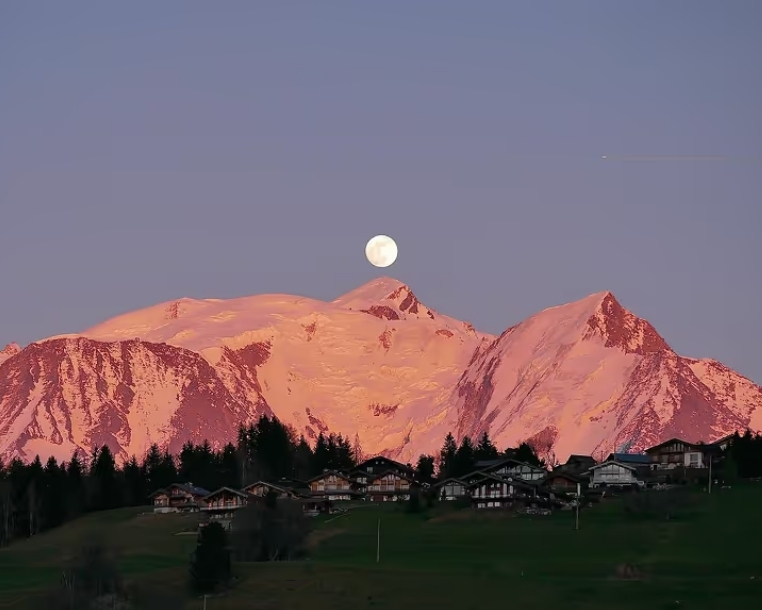 Paysage de montagne aux alentours des Roches du Mont-Blanc, avec la lune en arrière-plan.