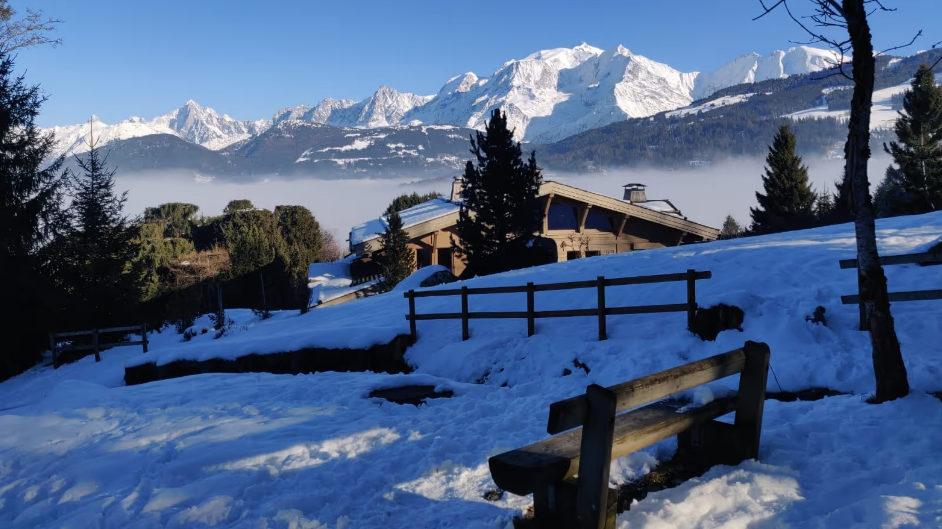 Chalet Les Roches du Mont-Blanc sous la neige, vacances à la montagne en Haute-Savoie.