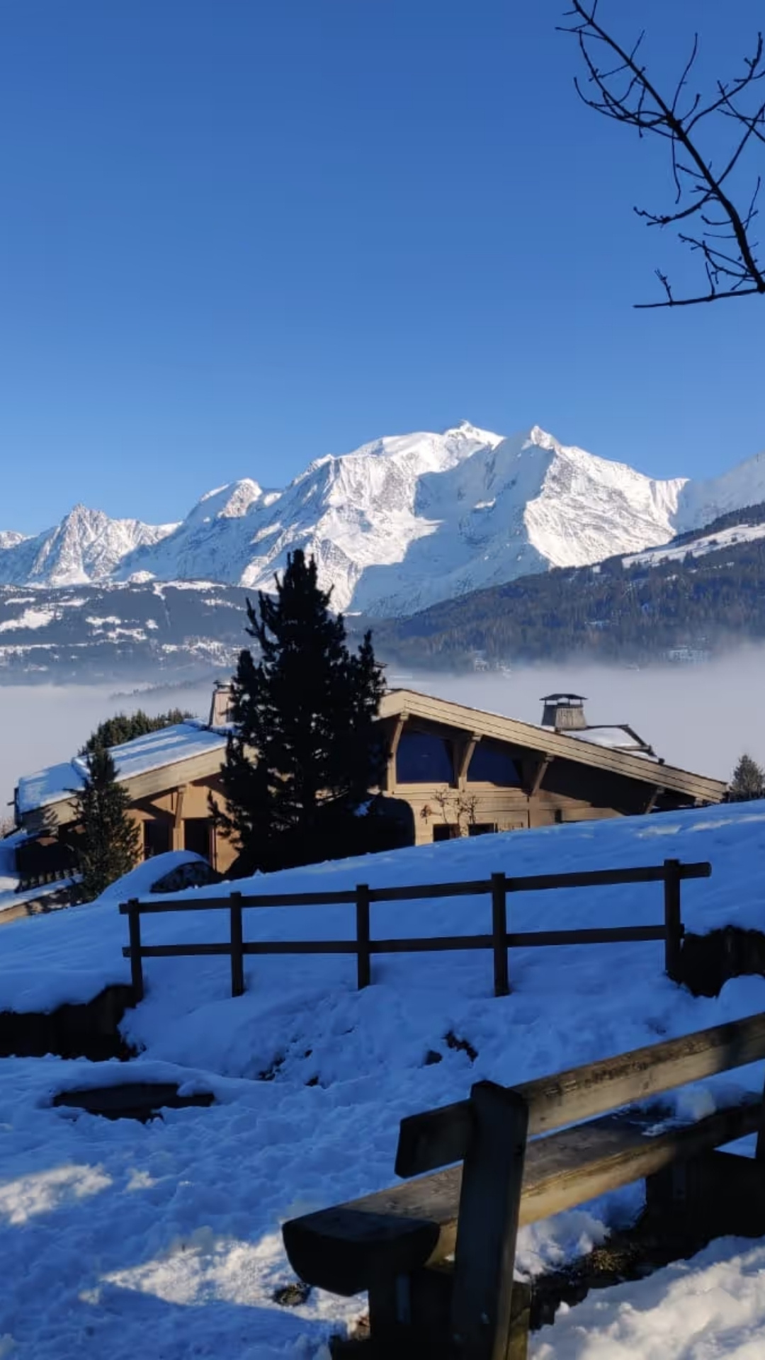Chalet Les Roches du Mont-Blanc sous la neige, vacances à la montagne en Haute-Savoie.