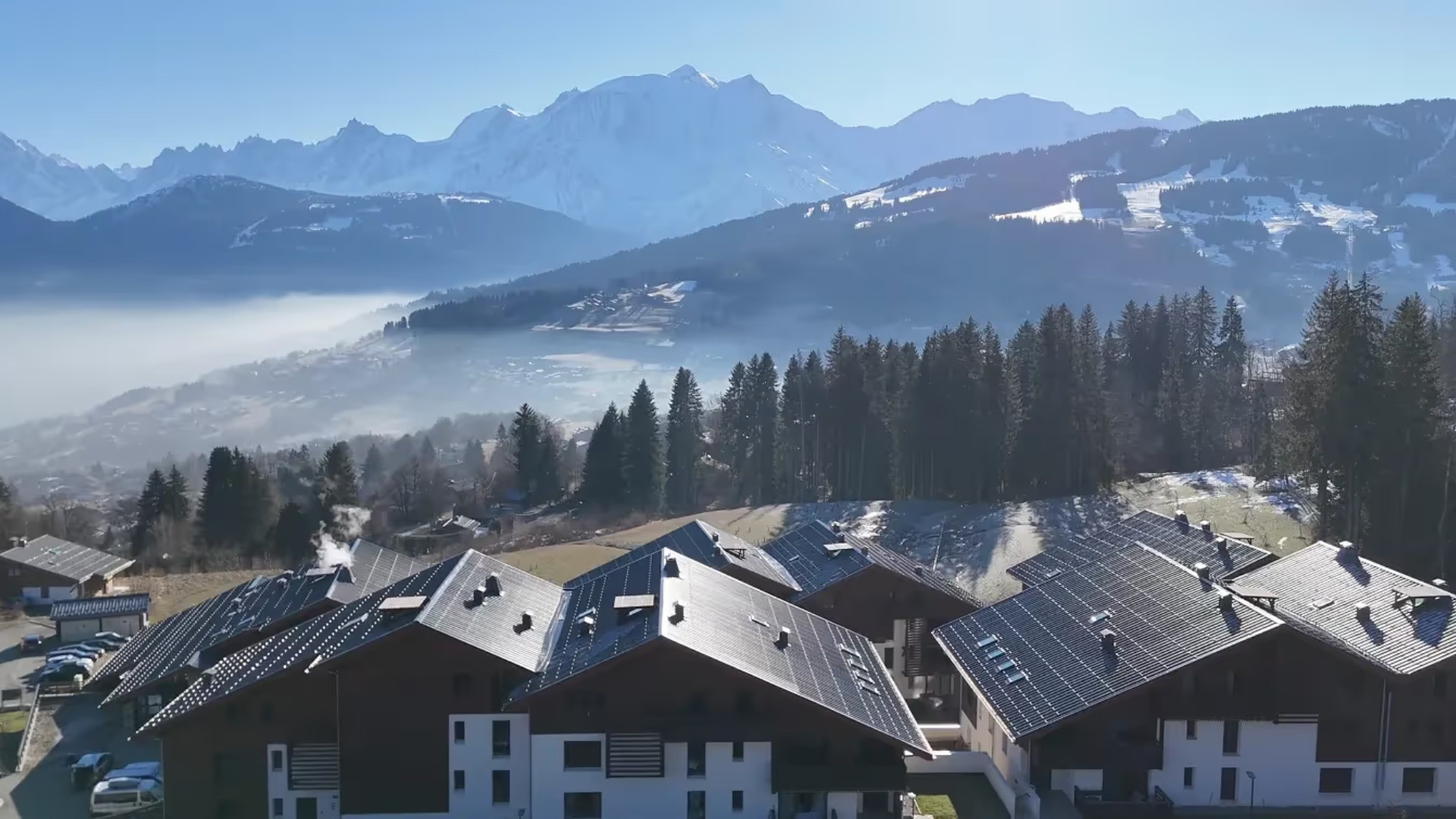 Vue du haut sur Les Roches du Mont Blanc Combloux, chalet 4 étoiles en Haute-Savoie avec vue sur le Mont-Blanc et les Alpes françaises.