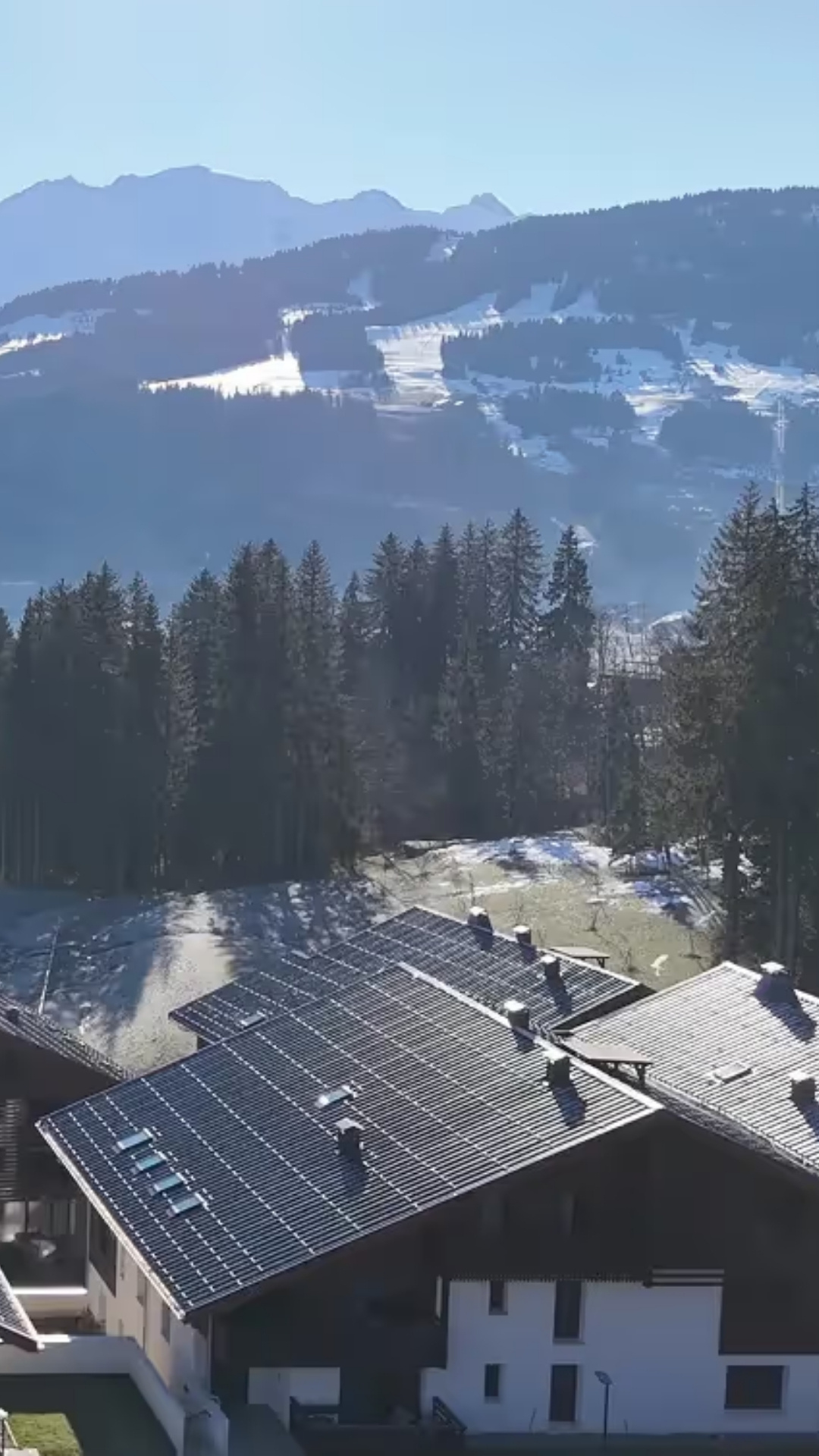 Vue du haut sur Les Roches du Mont Blanc Combloux, chalet 4 étoiles en Haute-Savoie avec vue sur le Mont-Blanc et les Alpes françaises.