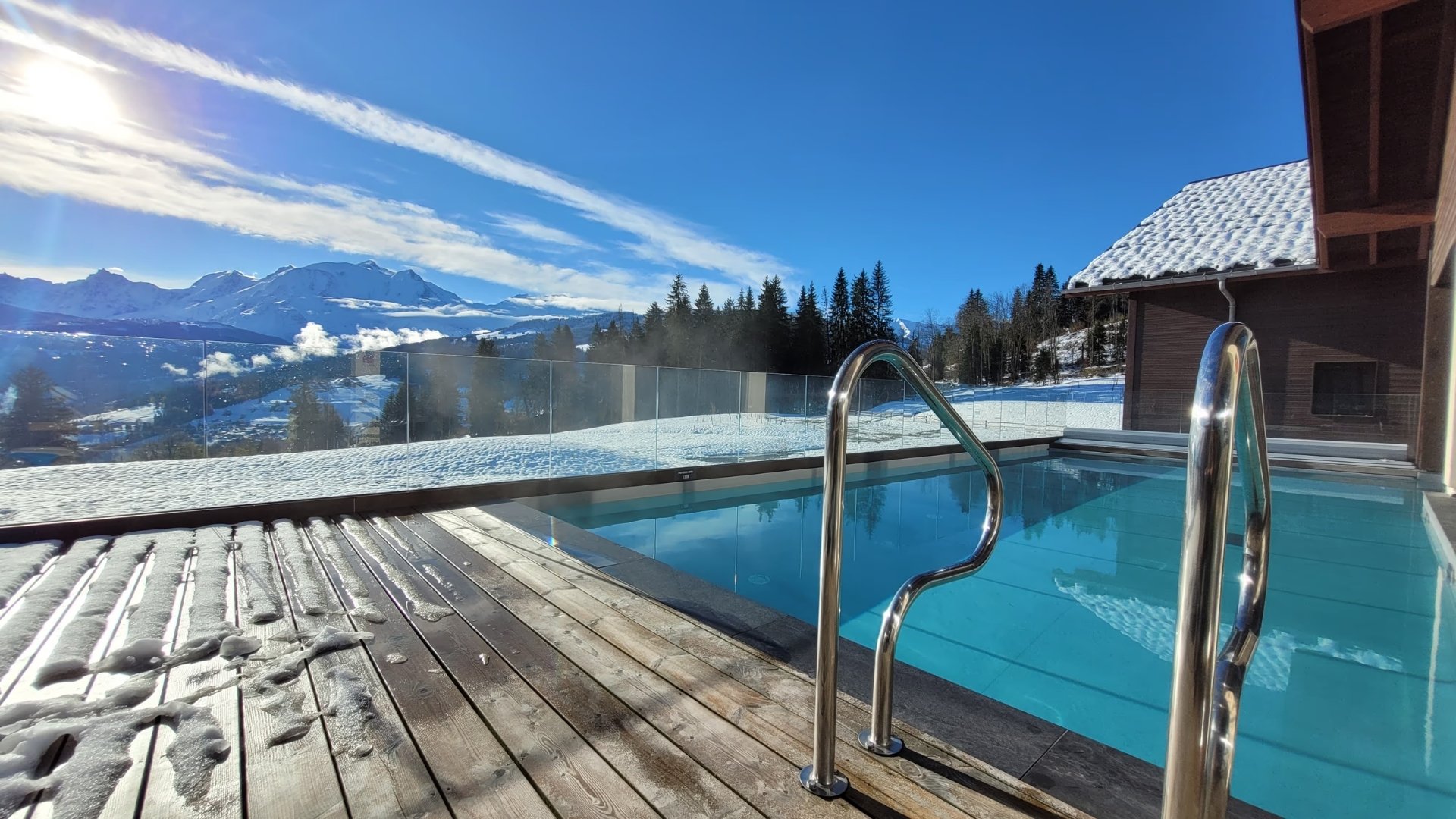 Piscine et spa intérieur et extérieur des Roches du Mont-Blanc, séjour bien-être à la montagne.