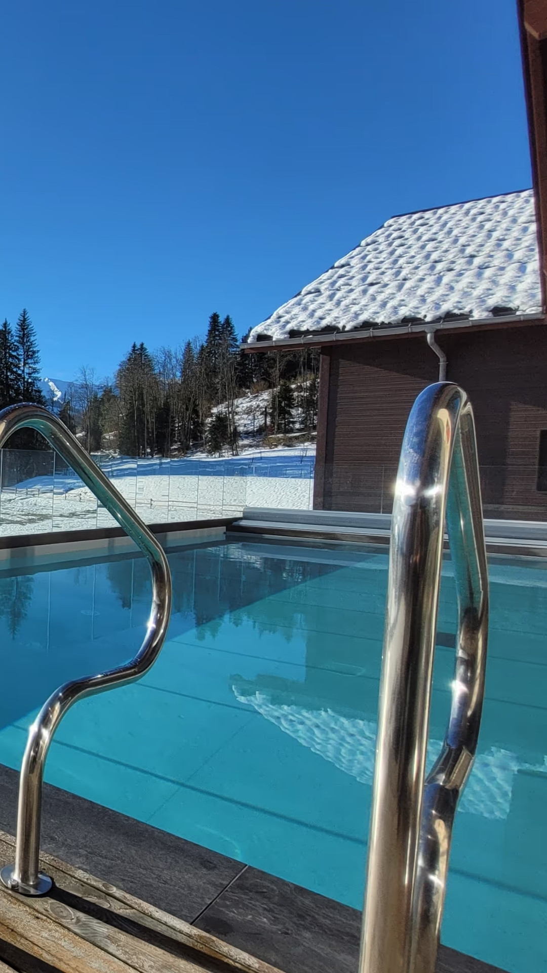 Piscine et spa intérieur et extérieur des Roches du Mont-Blanc, séjour bien-être à la montagne.
