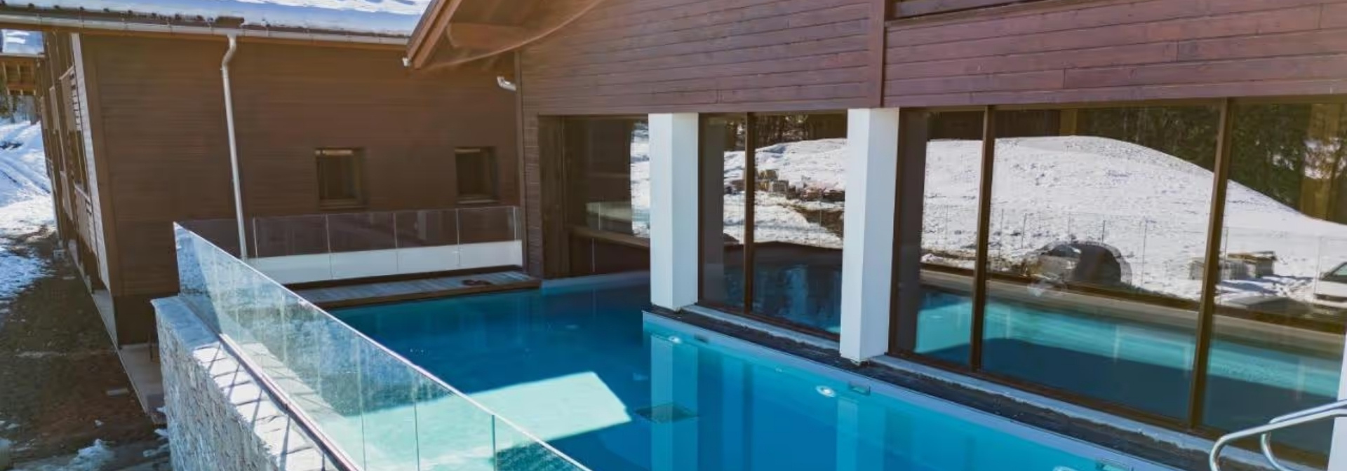 Piscine extérieure avec vue sur les montagnes aux Roches du Mont-Blanc.