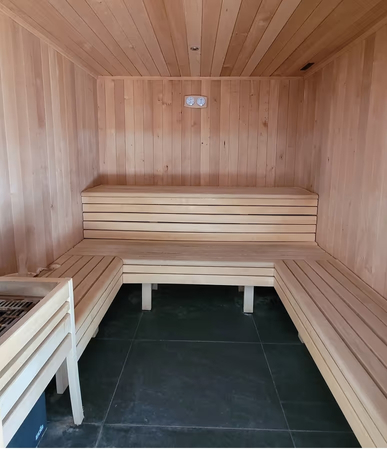 Sauna en bois des Roches du Mont-Blanc, détente à la montagne.