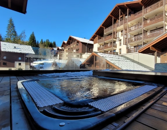 Jacuzzi extérieur des Roches du Mont-Blanc avec vue sur le Mont-Blanc, séjour à Combloux.