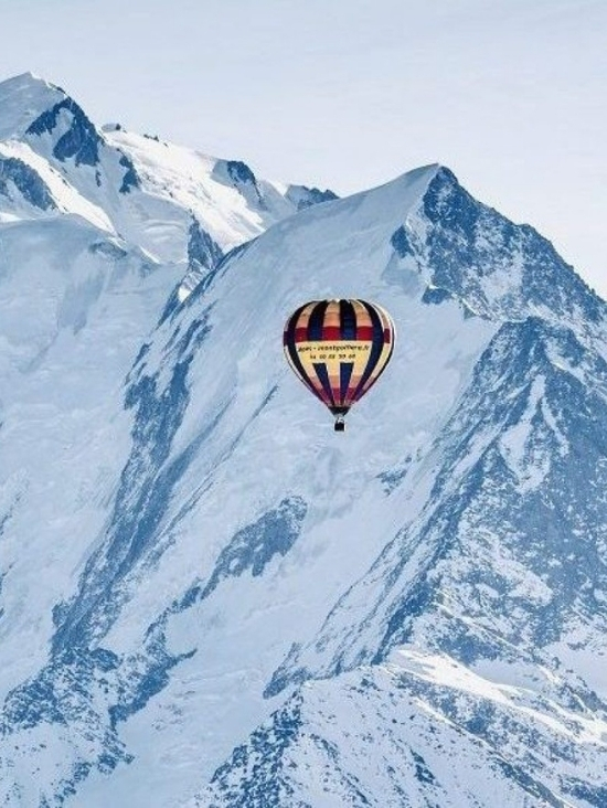 Hot air ballooning in Combloux near Mont-Blanc, holidays in the French Alps and discovery of Savoyard heritage.