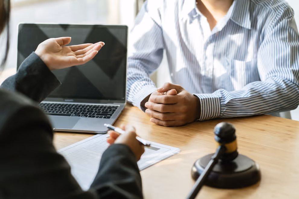 Visual guide to the Sacramento divorce process, showing six clear steps from consultation to final judgment.