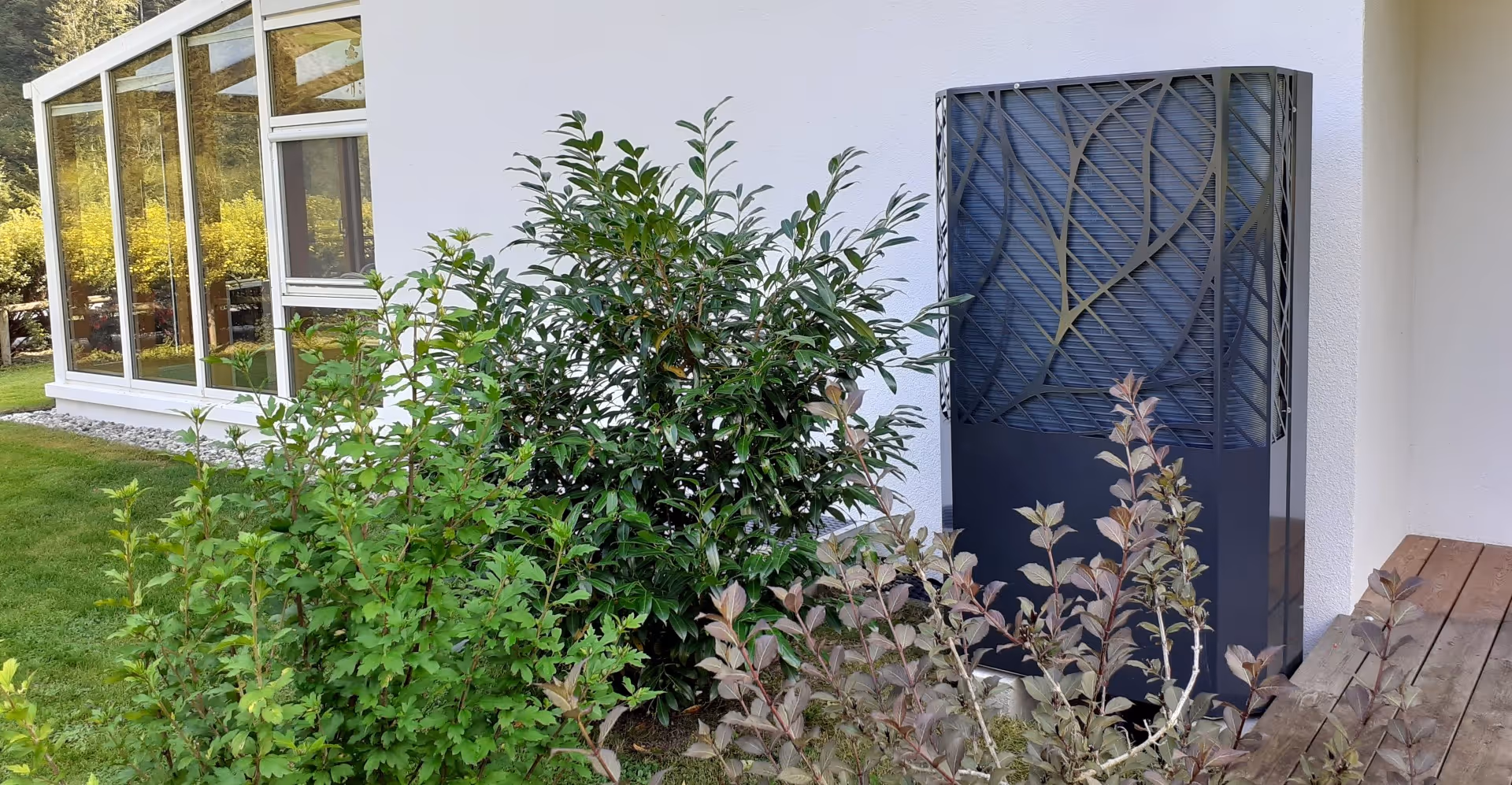 LAMBDA Wärmepumpe Eureka vor Neubau mit Pflanzen