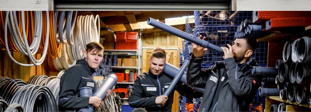 Handwerker posieren für ein Bild mit Werkzeug in der Hand 
