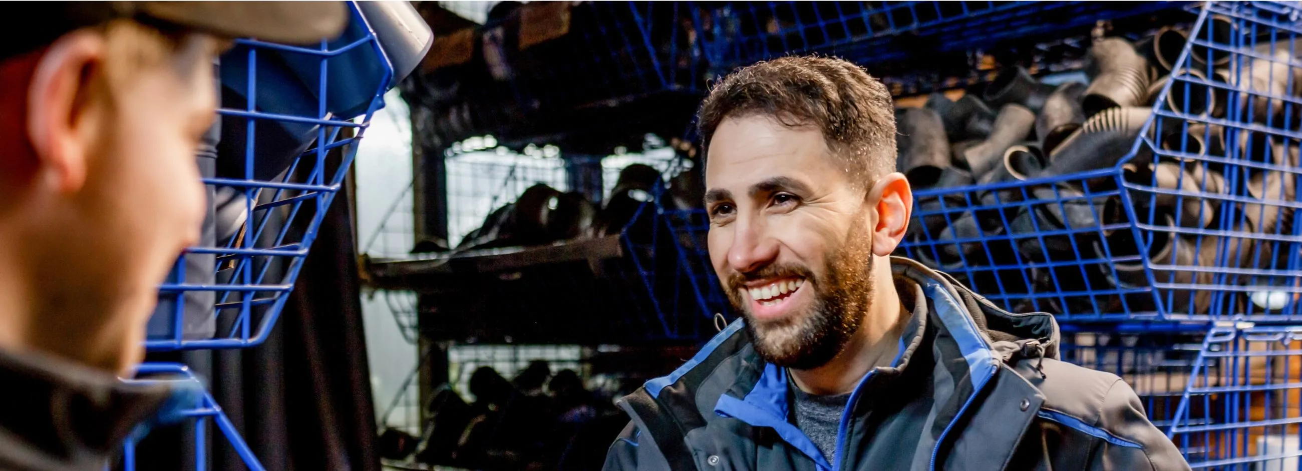 Zwei Mitarbeiter von S&S in der Lagerhalle.