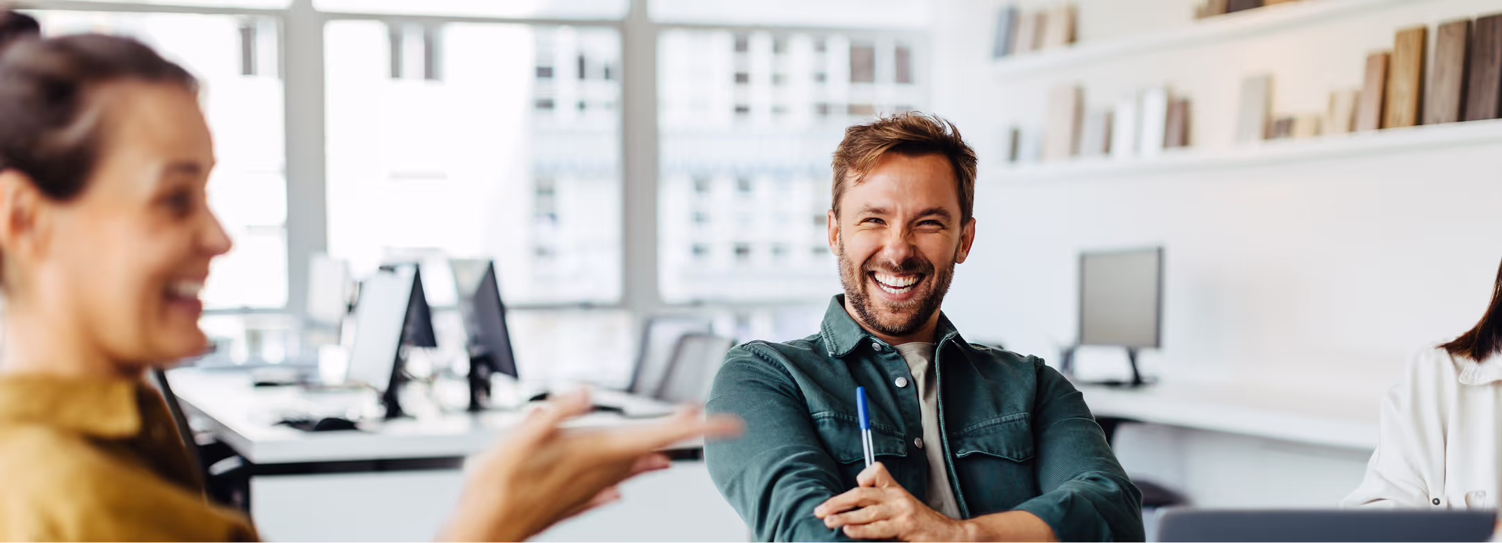 Lachender Mann und Frau erzählt.