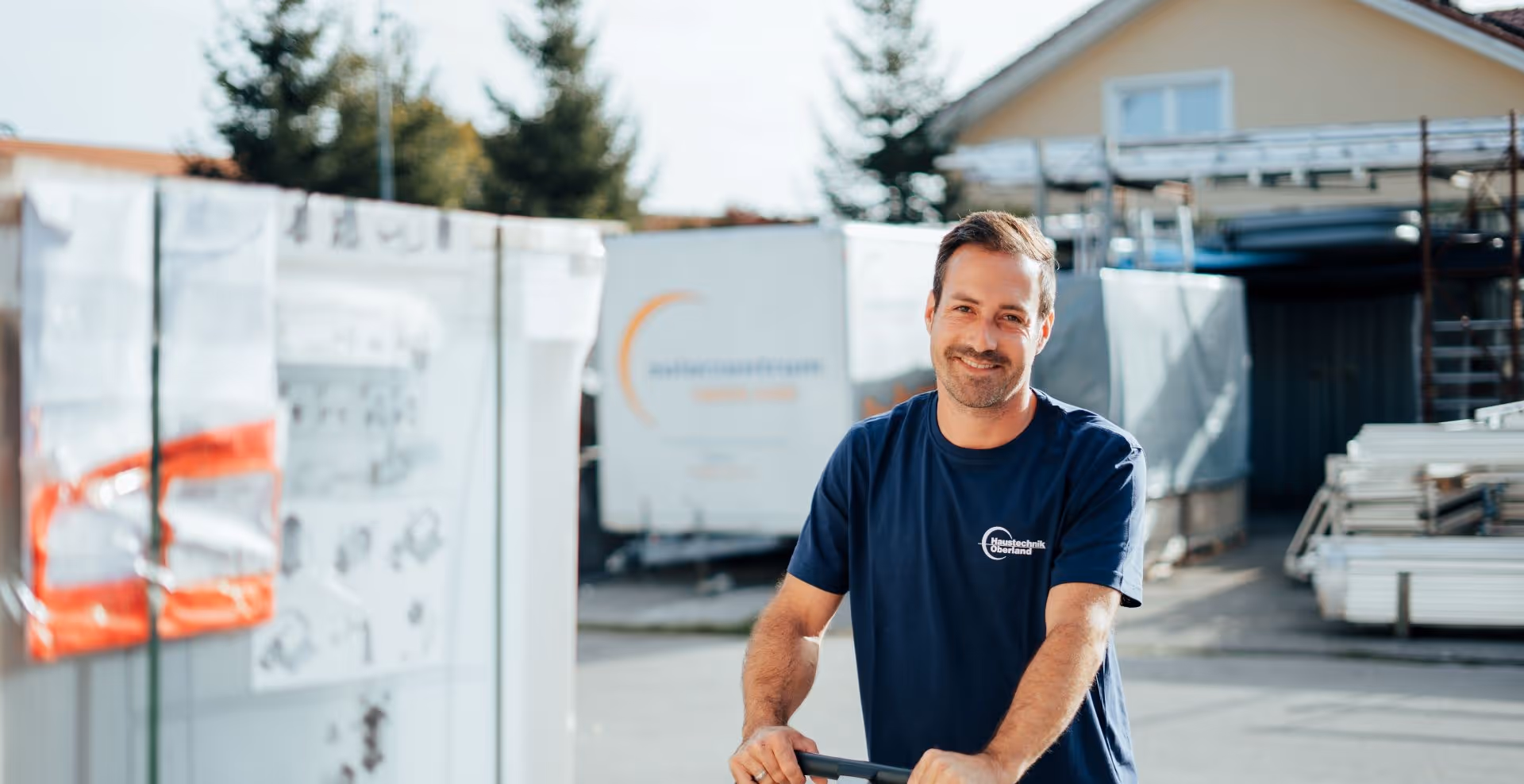 HTO verlädt Material mit einem Hubwagen