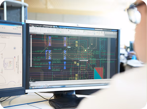 HTO Ingenieur schaut auf einen Bildschirm mit Planungsskizzen