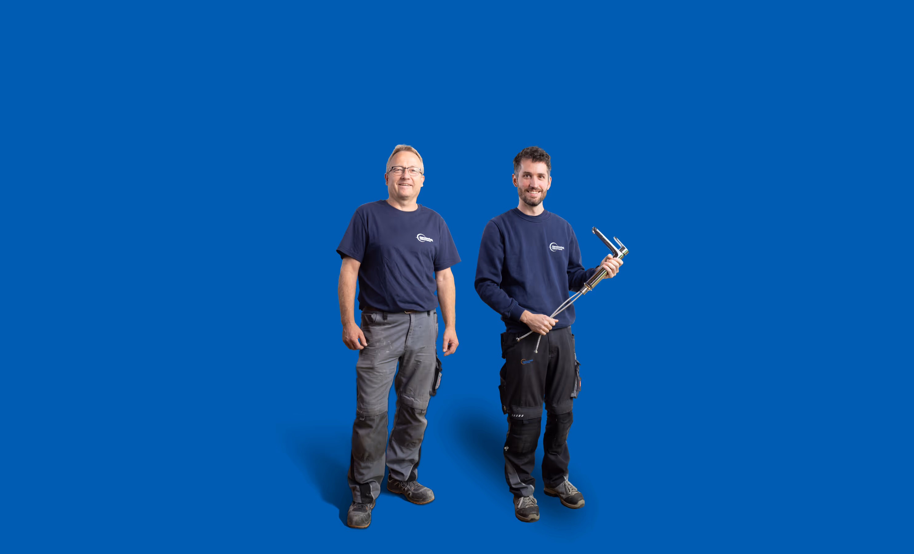 Zwei HTO Mitarbeiter mit Werkzeug auf blauem Hintergrund