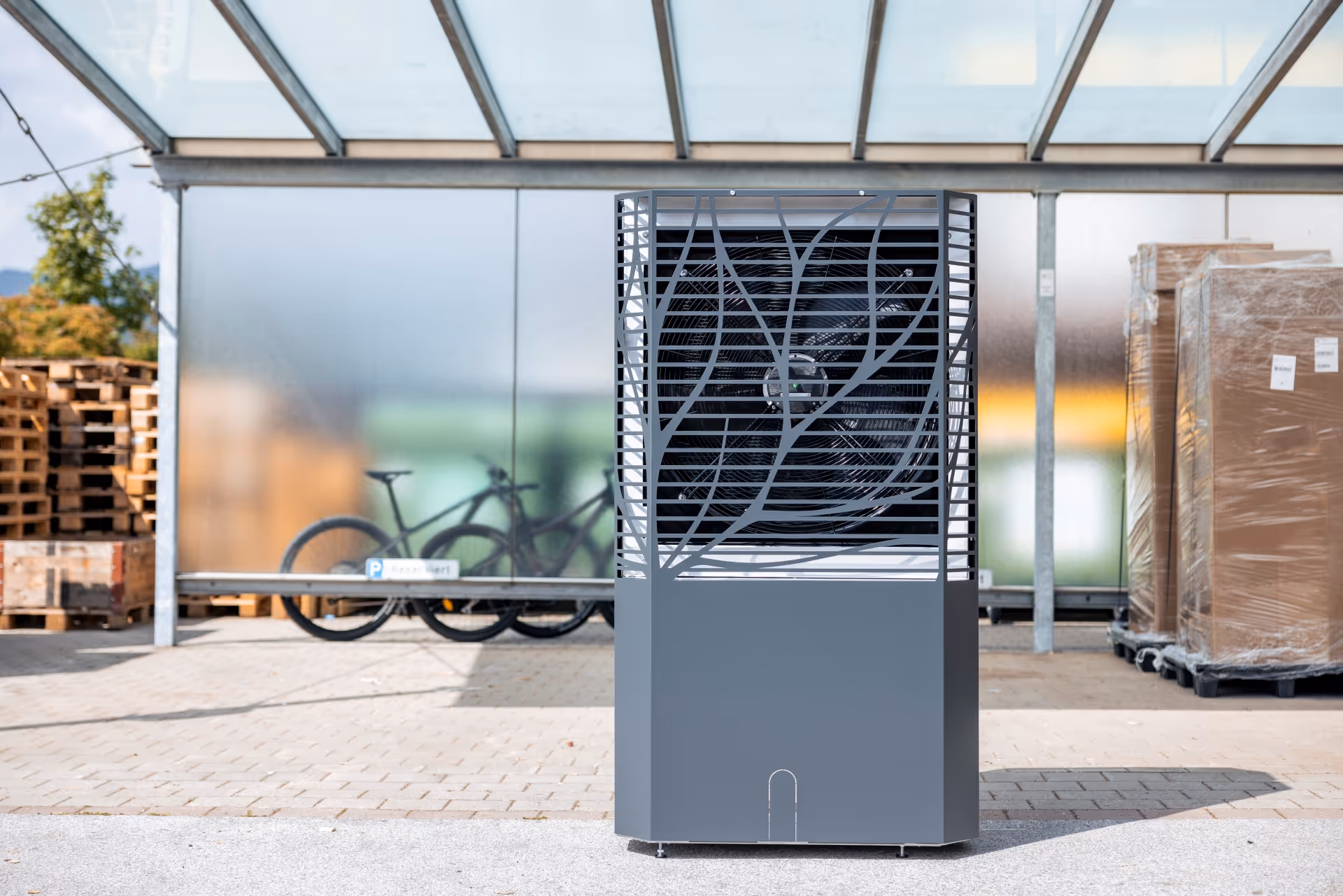 Rückseite einer Lambda Wärmepumpe in Carport stehend