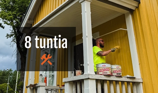 Nohevan työntekijä maalaa taloa