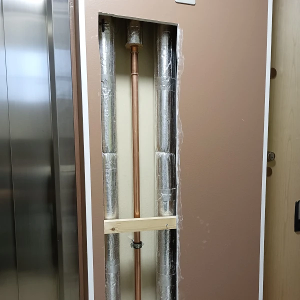 Jälkivahingontorjuntatyöt käynnissä kerrostalossa