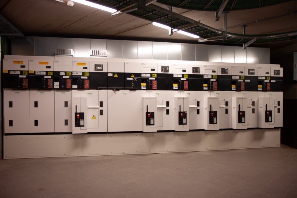 Studie van het vernieuwen van de hoogspanningsdistributie en concept van een nieuwe noodstroominstallatie in een operationeel ziekenhuis.