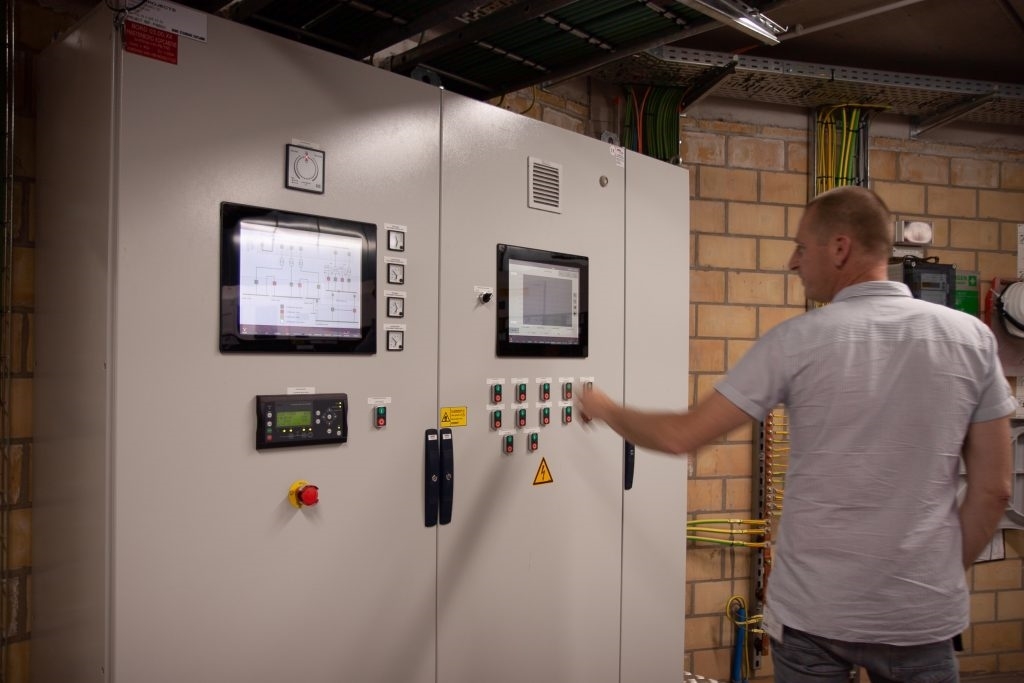 Studie van het vernieuwen van de hoogspanningsdistributie en concept van een nieuwe noodstroominstallatie in een operationeel ziekenhuis.