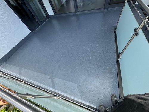 Handwerker beim Sägen auf Baustelle – echtes Handwerk im Einsatz, fotografiert für starke Webauftritte