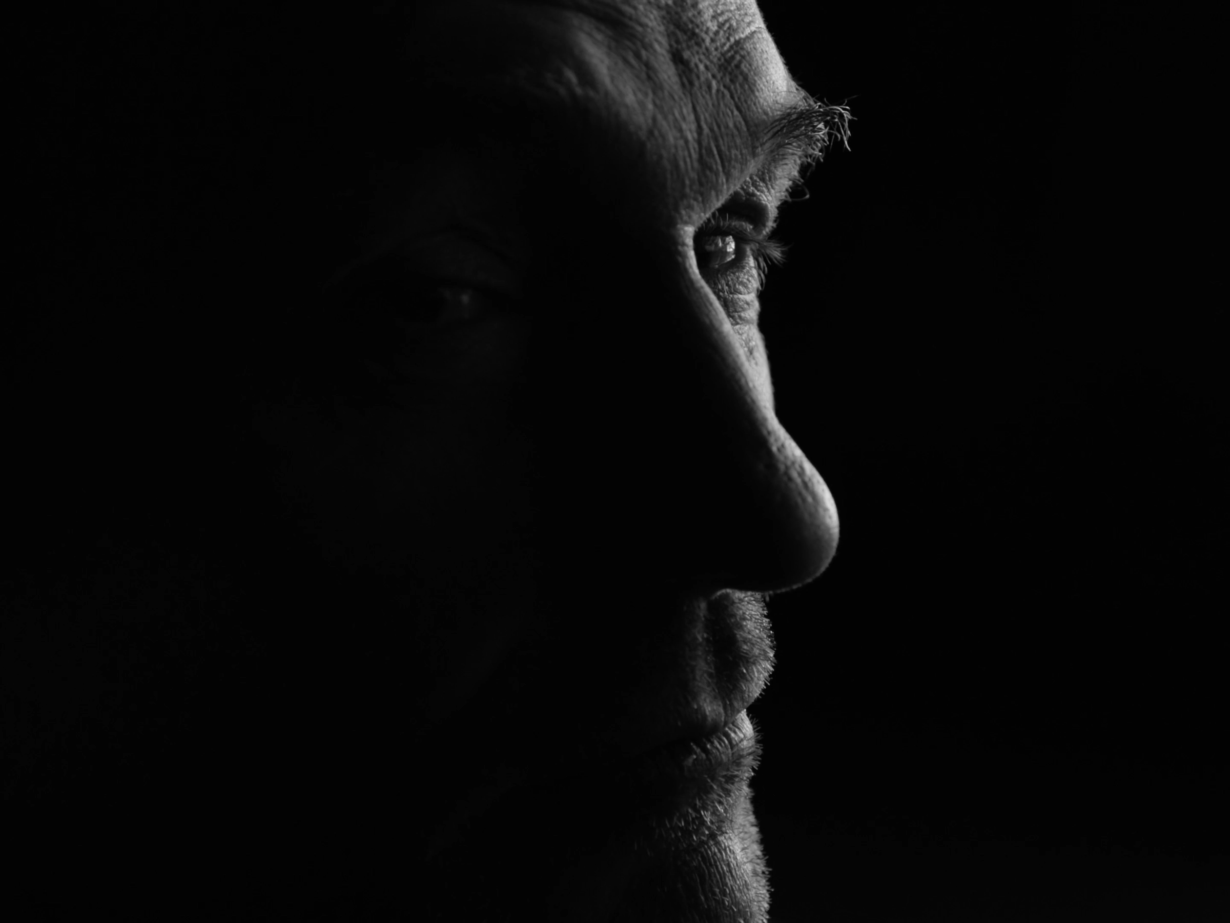 Low-key profile close-up of Florian Engert, a single light catching the eye and brow, LÖBNER portrait directed and produced by Studio ONOM