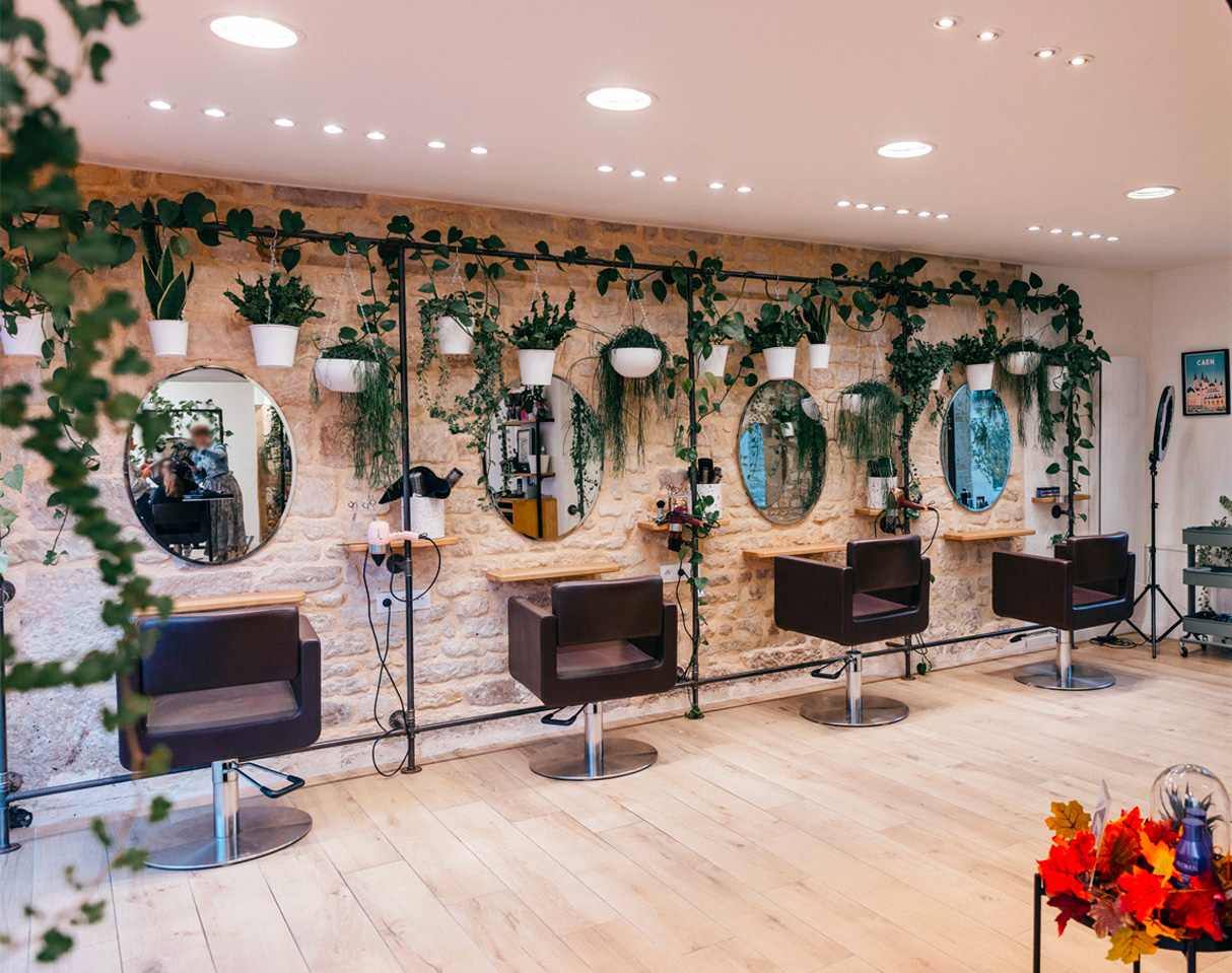 Photo des postes de travail du salon Moi d'Abord