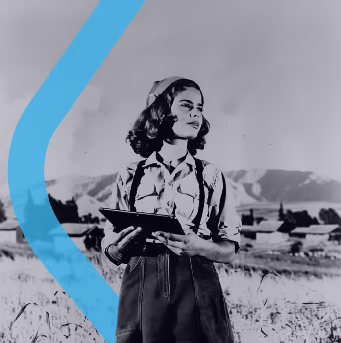 אישה צעירה בלבוש חלוצי עומדת בשדה חקלאי ואוחזת בטאבלט, על רקע נוף הררי וכפרי בשחור-לבן, עם קו עיצובי טורקיז בצורת חץ משתלב בקומפוזיציה.