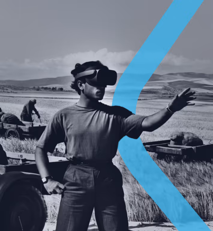 גבר צעיר עומד בשדה חקלאי עם קסדת מציאות מדומה על עיניו, מושיט יד קדימה בתנועה טכנולוגית, כשברקע נראים חקלאים עובדים בשדות; אלמנט גרפי טורקיז בצורת חץ משתלב בתמונה.