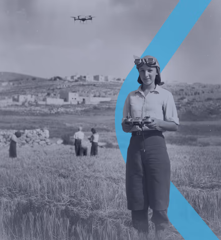 נערה צעירה בשדה חקלאי מחזיקה שלט רחוק ומטיסה רחפן באוויר, חובשת משקפי טיסה וסרט לראש; ברקע קבוצת צעירים בשדה וכפר הררי, עם אלמנט עיצובי טורקיז בצורת חץ החוצה את הסצנה.
