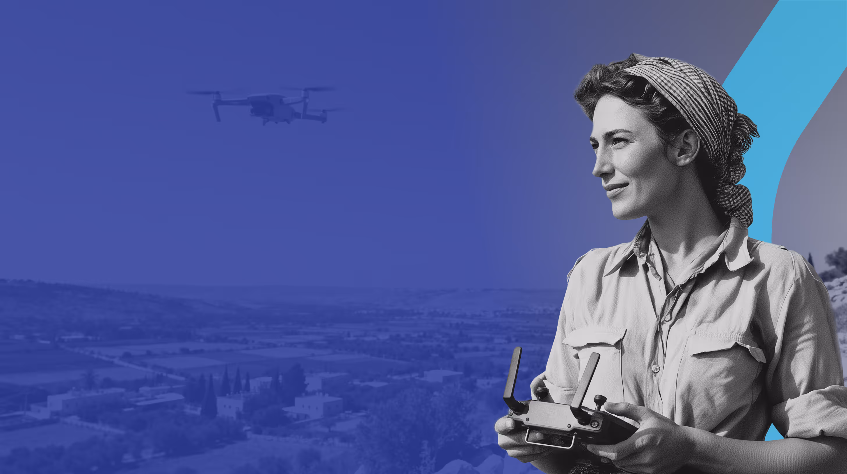 נערה צעירה בשדה חקלאי מחזיקה שלט רחוק ומטיסה רחפן באוויר, חובשת משקפי טיסה וסרט לראש; ברקע קבוצת צעירים בשדה וכפר הררי, עם אלמנט עיצובי טורקיז בצורת חץ החוצה את הסצנה.