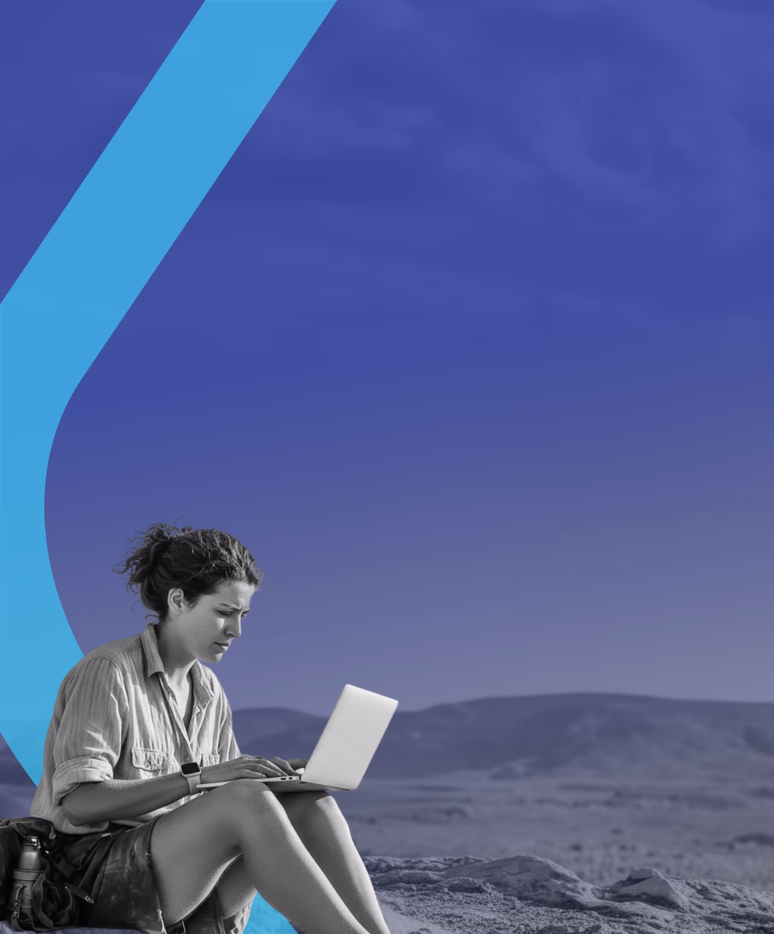 גבר צעיר עומד בשדה חקלאי עם קסדת מציאות מדומה על עיניו, מושיט יד קדימה בתנועה טכנולוגית, כשברקע נראים חקלאים עובדים בשדות; אלמנט גרפי טורקיז בצורת חץ משתלב בתמונה.