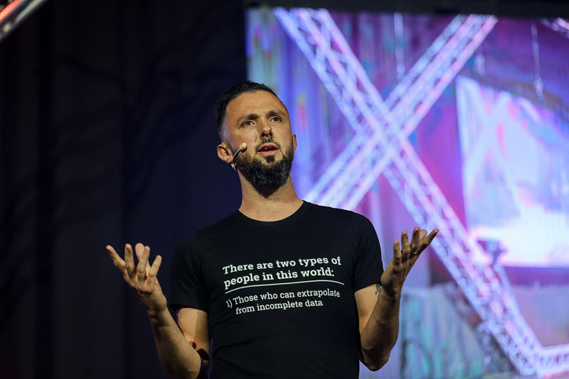 Julien Bédouret en train de parler sur la scène du TEDxBlois 2021.