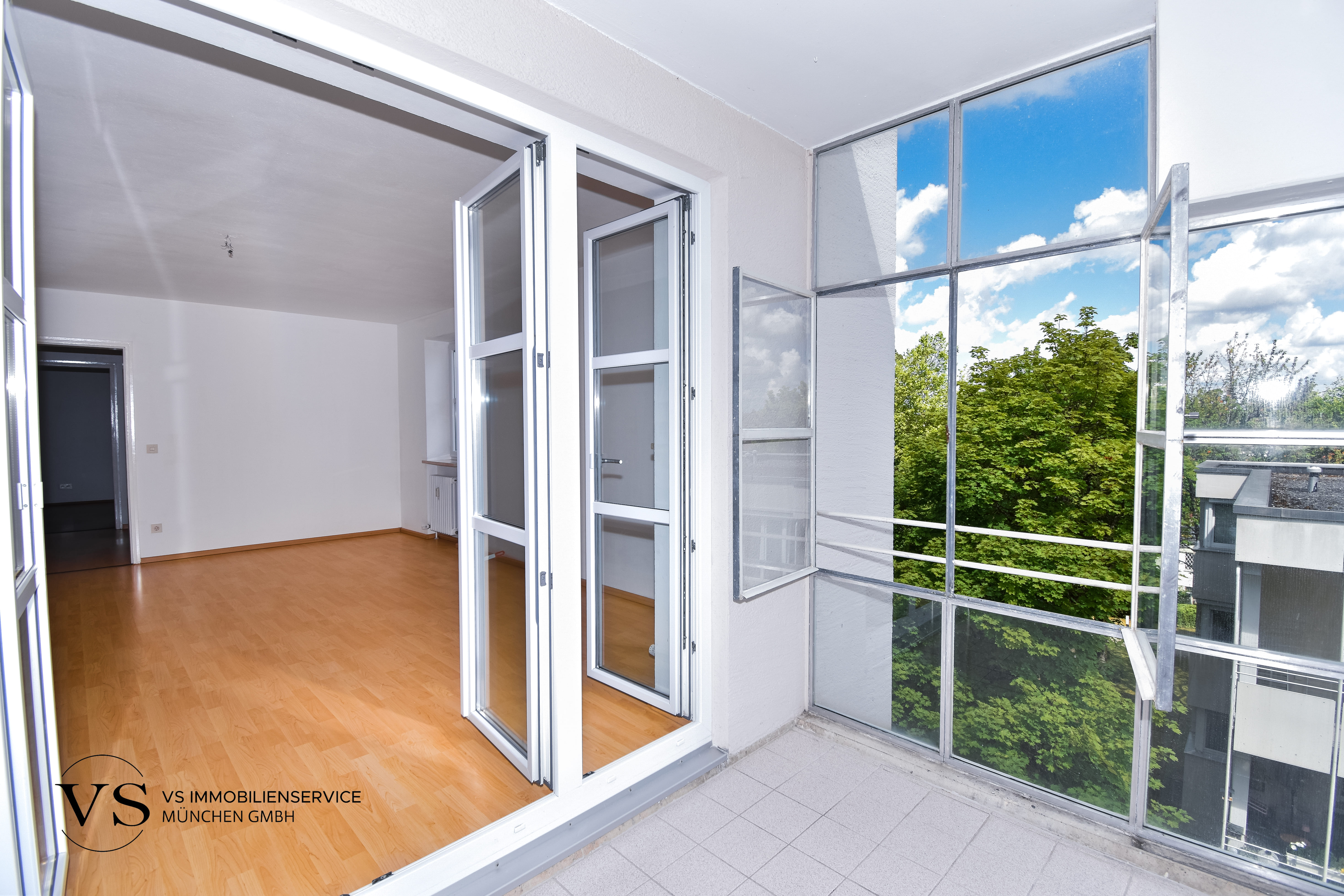 Attraktive, vollständig renovierte 2-Zimmer-Wohnung mit verglastem Balkon – Nähe Airbus in Ottobrunn