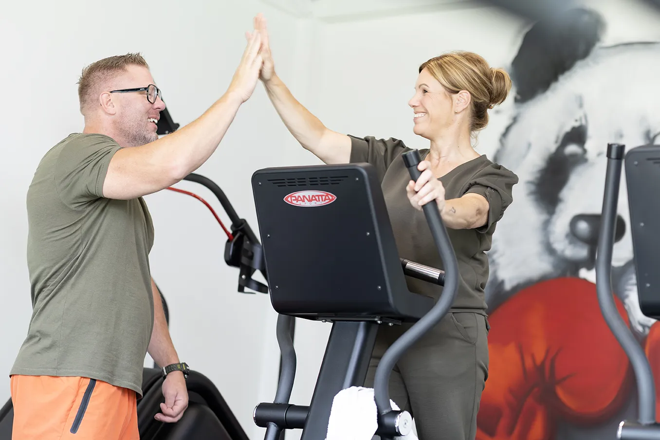 Benjamin die een client een high five geeft