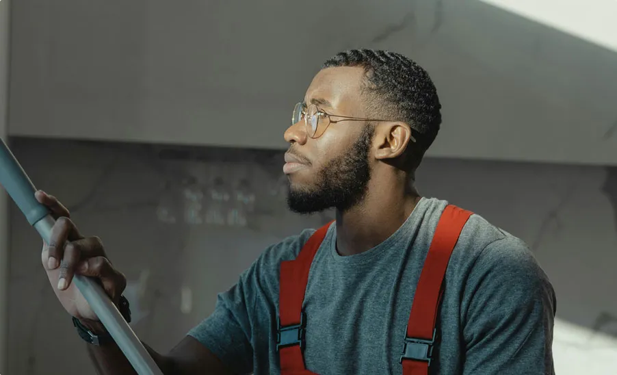 Jeune homme professionnel de la propreté en plein travail