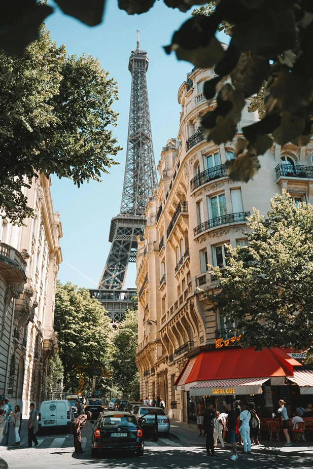 Jolie rue de Paris avec vue sur la tour Eiffel