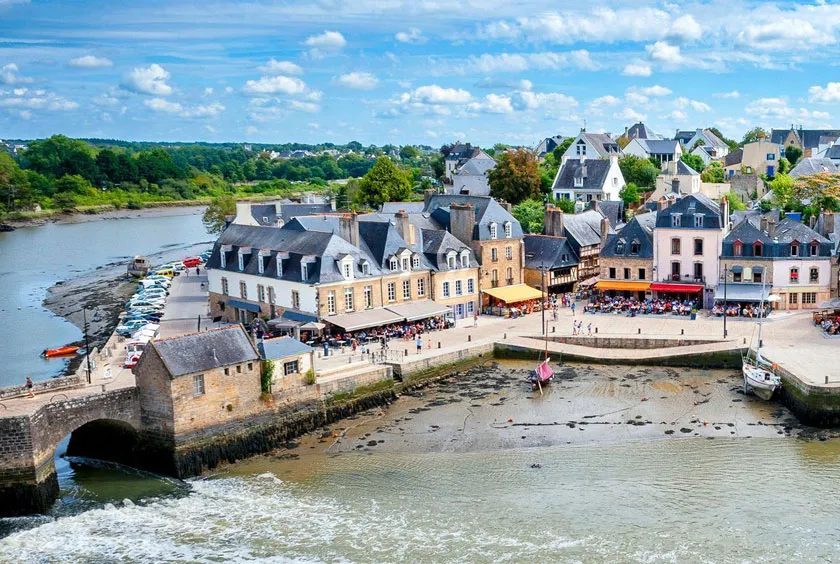 Photographie d'un port de Bretagne avec maisons et mer