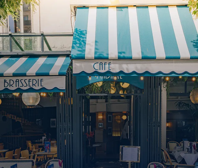 Façade de la brasserie avec marquise bleu ciel et blanche