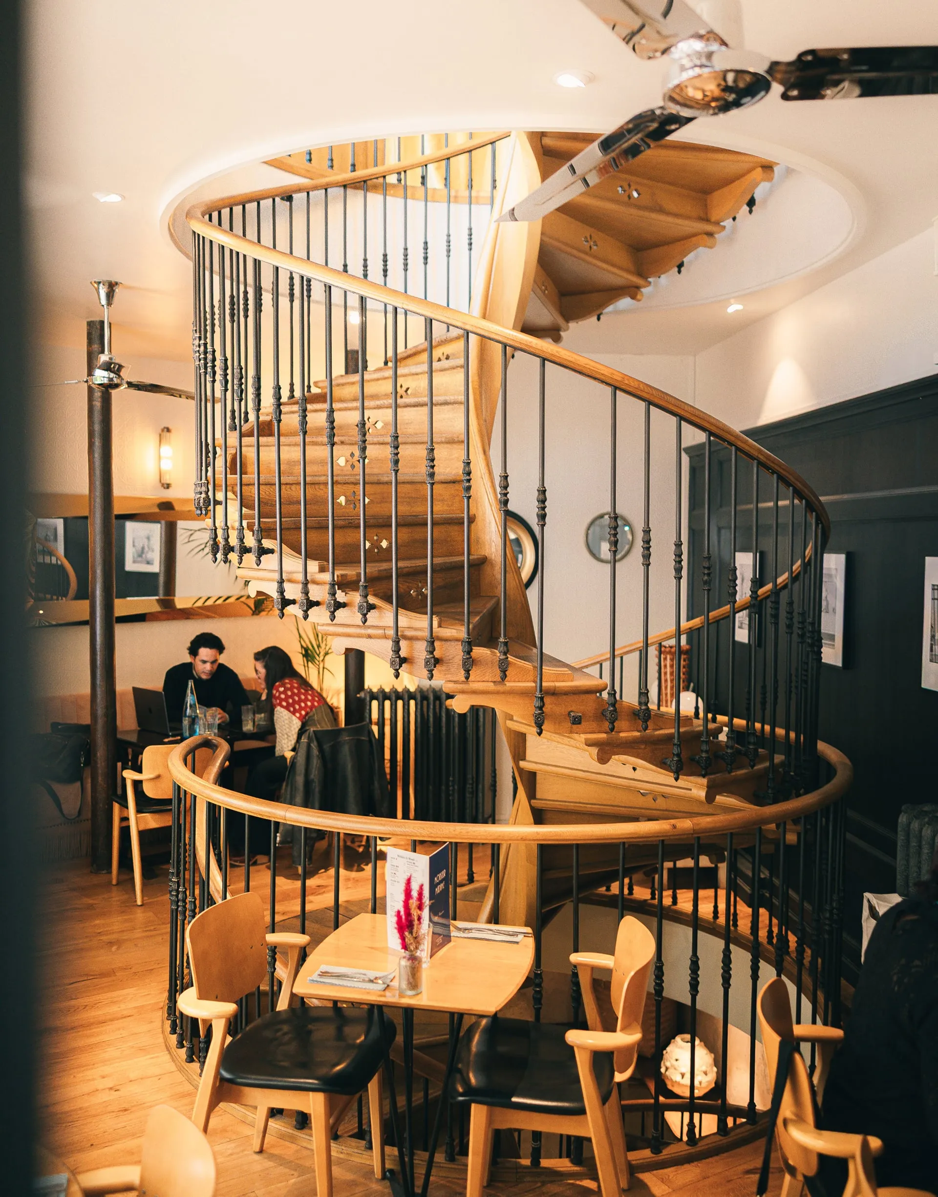 Escalier en colimaçon doré dans un décor raffiné