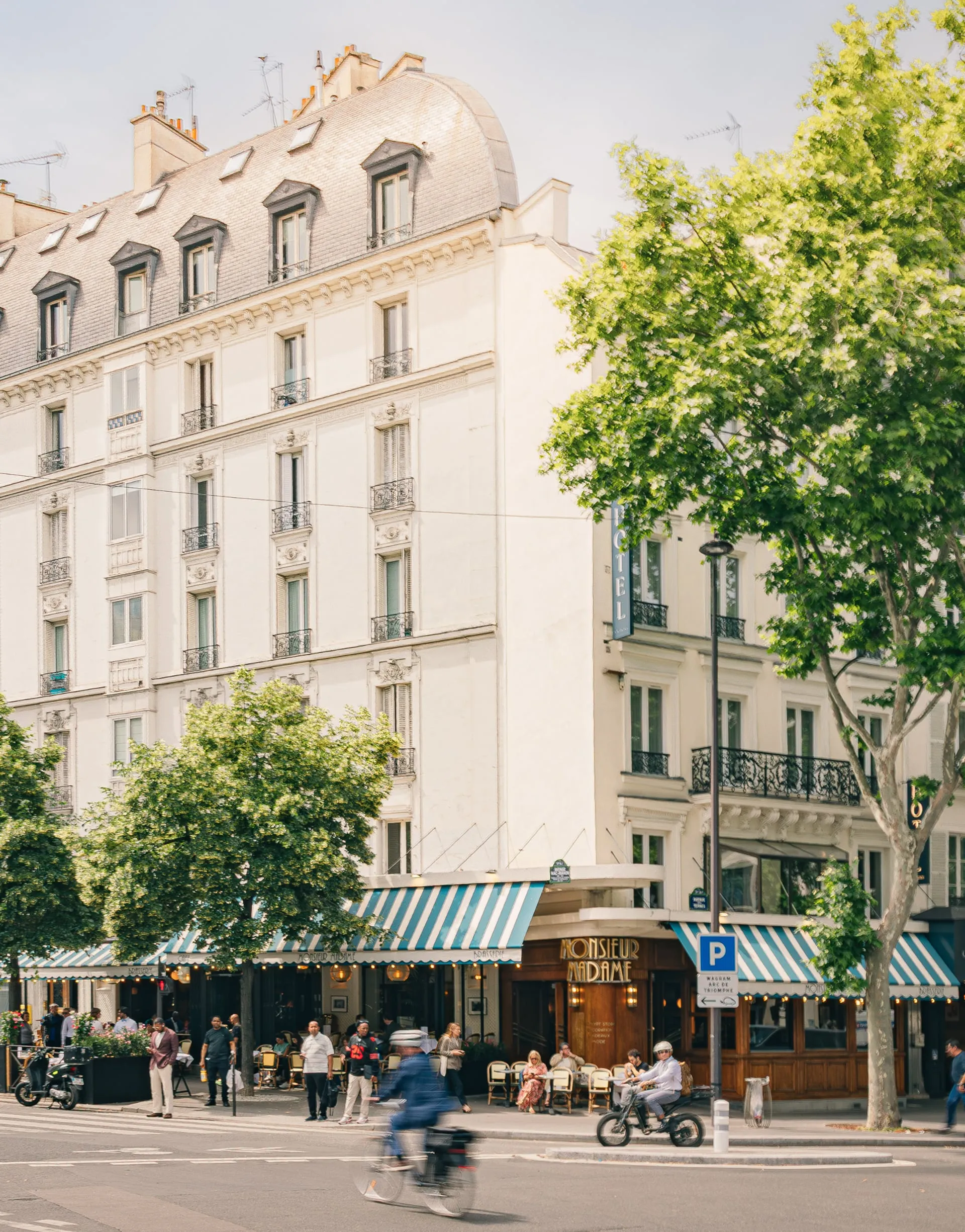 Vue de la façade du restaurant à l’angle d’une rue parisienne

